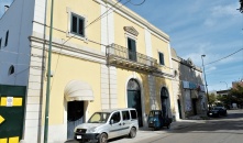 Intero immobile con diversa destinazione d'uso in vendita ad Aradeo 