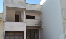 Vendesi a Cutrofiano intero immobile: casa, locale commerciale, garage